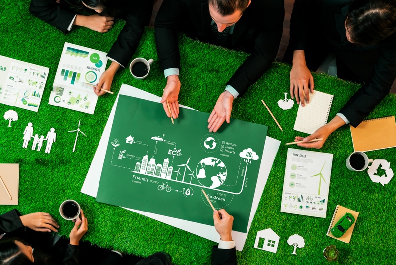 Apresentação de um projeto sustentável em uma reunião corporativa.